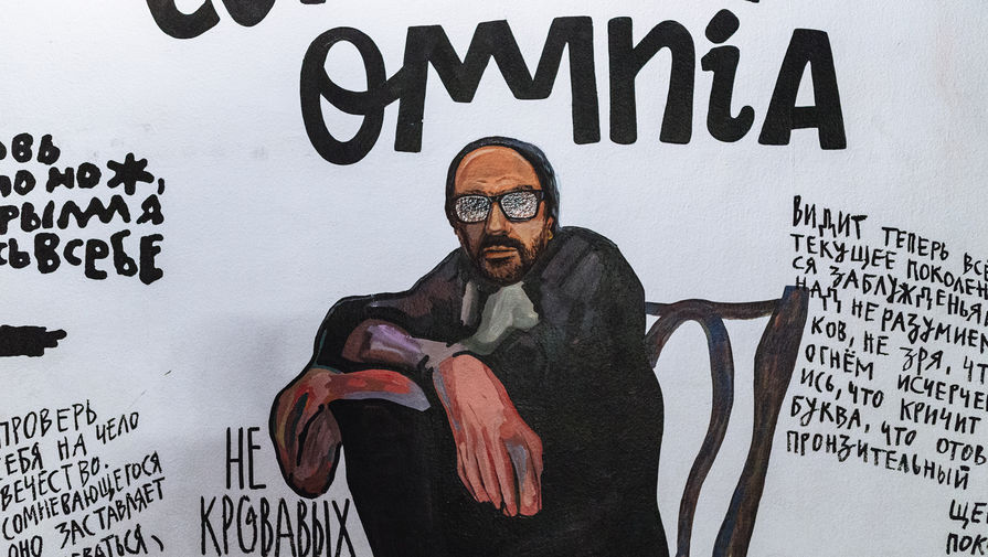 Режиссер и художественный руководитель &laquo;Гоголь-центра&raquo; Кирилл Серебренников на&nbsp;стенах фойе второго этажа