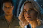 <b>«Пассажиры» (2016)</b>
<br><br>
И от скуки решается на отчаянный шаг — пробудить другого пассажира, молодую писательницу. Лоуренс в одном из интервью рассказывала, что очень нервничала перед съемками интимной сцены «Пассажиров» — до этого она в подобных эпизодах не участвовала, а тут вдобавок ко всему ей было нужно играть страсть с женатым актером. 