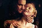 <b>«Девушка с жемчужной сережкой» (2003)</b>
<br><br>
Действие, большая часть которого является выдумкой, здесь разворачивается в Нидерландах в XVII веке: юная девушка поступает служанкой в дом знаменитого художника Яна Вермеера и в итоге становится натурщицей (для той самой великой картины), что вызывает недовольство членов его семьи.