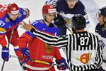 Игрок сборной России Вадим Щипачев (слева) в матче за третье место чемпионата мира по хоккею – 2017 с Финляндией