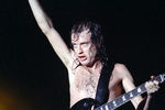 Ангус Янг во время концерта AC/DC на международном музыкальном фестивале «Монстры рока» на аэродроме «Тушино» в Москве, 1991 год