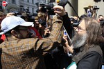 Гей-активисты, понимая по опыту прошлых лет, что их выступления будут очень короткими, действовали поодиночке, возникая среди прессы.