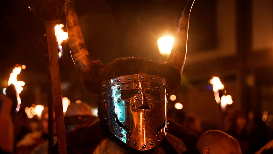 В британском Льюисе во время Ночи Гая Фокса, 5 ноября 2019 год