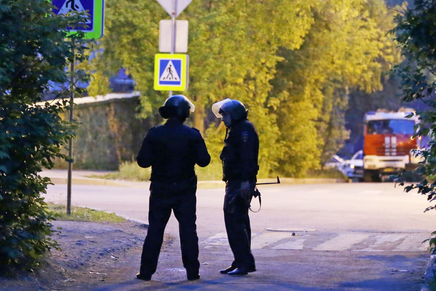 Ситуация у&nbsp;жилого дома в&nbsp;микрорайоне Химмаш в&nbsp;Екатеринбурге, где бывший полицейский открыл стрельбу из&nbsp;окна, 30&nbsp;мая 2021&nbsp;года