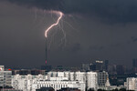 Молния ударила в Останкинскую башню в Москве, 15 июля 2025 года
