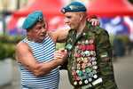 Мужчины во время празднования 95-летия Воздушно-десантных войск России в парке им. Горького в Москве, 2 августа 2025 года