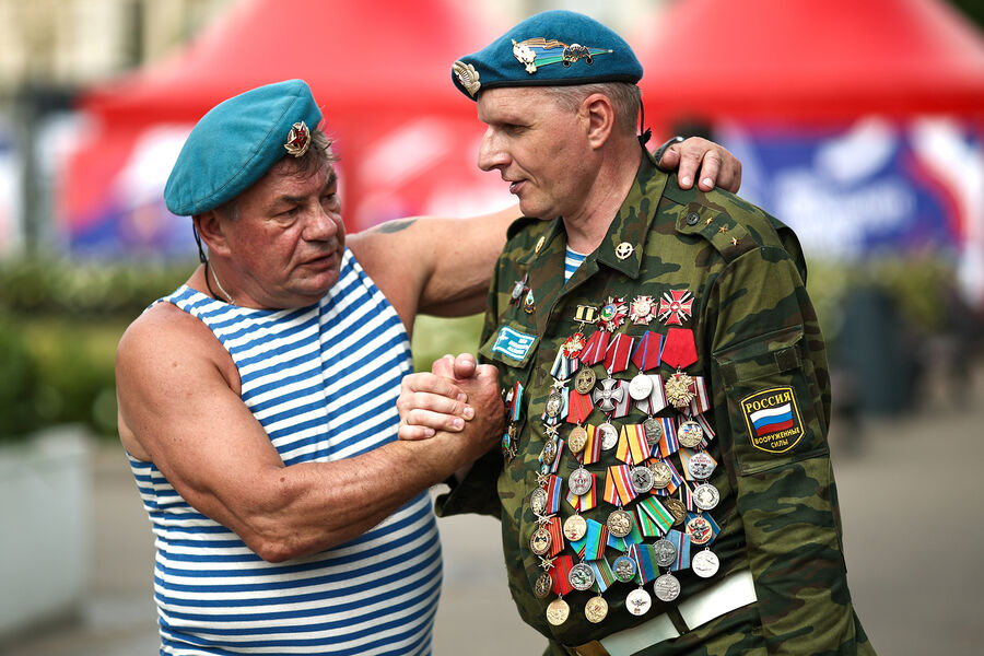 Мужчины во время празднования 95-летия Воздушно-десантных войск России в&nbsp;парке им. Горького в&nbsp;Москве, 2&nbsp;августа 2025&nbsp;года