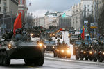 Бронетранспортер БТР-82А и армейские мотовездеходы АМ1с ПКП во время проезда военной техники по Тверской улице перед репетицией парада на Красной площади, посвященного 73-й годовщине Победы в Великой Отечественной войне, 26 апреля 2018 года