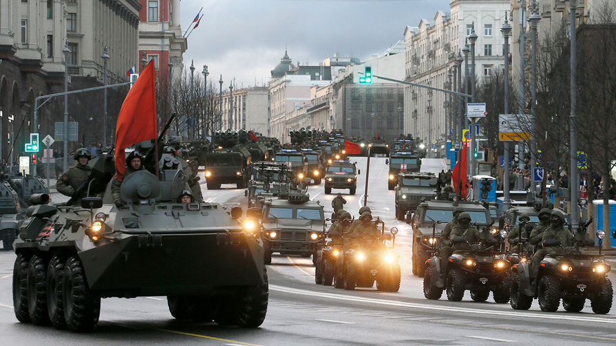 Бронетранспортер БТР-82А и армейские мотовездеходы АМ1с ПКП во время проезда военной техники по&nbsp;Тверской улице перед&nbsp;репетицией парада на&nbsp;Красной площади, посвященного 73-й годовщине Победы в&nbsp;Великой Отечественной войне, 26 апреля 2018 года