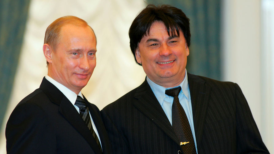 Владимир Путин и эстрадный певец Александр Серов, которому присвоено почетное звание «Народный артист России», 2005 год