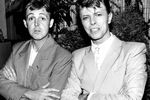 Музыканты Пол Маккартни и Дэвид Боуи во время Live Aid на стадионе «Уэмбли» в Лондоне, 13 июля 1985 года