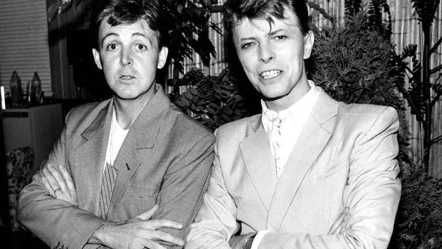 Музыканты Пол Маккартни и Дэвид Боуи во время Live Aid на&nbsp;стадионе &laquo;Уэмбли&raquo; в&nbsp;Лондоне, 13 июля 1985 года