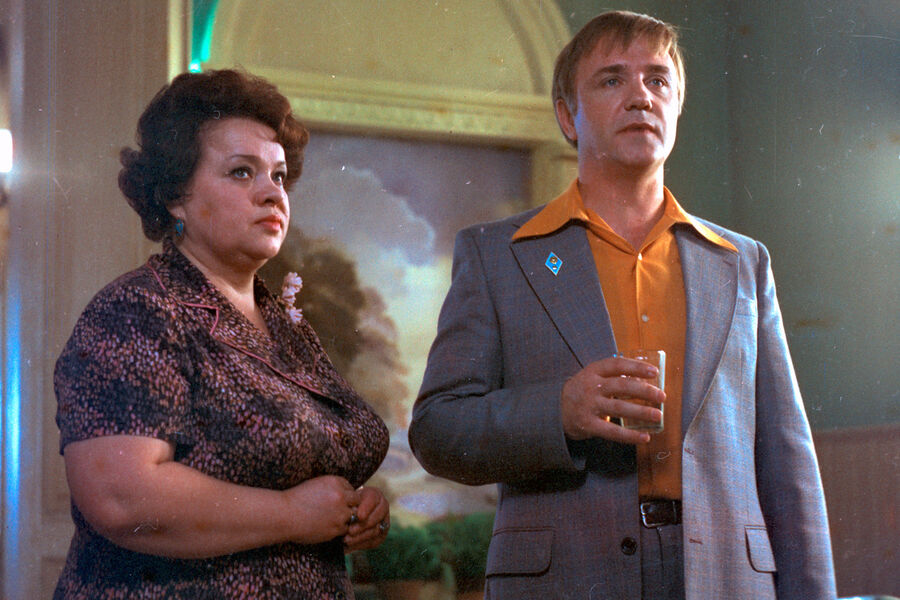 Наталья Крачковская и Леонид Куравлев на&nbsp;съемках фильма «Суета сует» (1979).
<br><br>
В&nbsp;первой полнометражной картине Аллы Суриковой «Суета сует» Наталье Крачковской досталась роль Варвары, работницы ЗАГСа, подруги главной героини. Первоначально сценарист Эмиль Брагинский не хотел брать Крачковскую на&nbsp;эту роль, объяснив режиссеру, что Наталья Леонидовна &mdash; «актриса Гайдая». По&nbsp;негласным правилам считалось неприличным забирать у&nbsp;других режиссеров их «находки». Но Сурикова настояла на&nbsp;своем выборе.