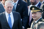 Министр обороны США Джеймс Мэттис и министр обороны Украины Степан Полторак на параде в честь Дня независимости Украины в Киеве, 24 августа 2017 года 