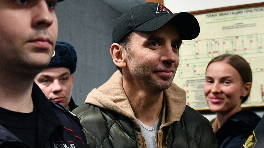 Бывший министр Российской Федерации по связям с Открытым правительством Михаил Абызов и его девушка Валентина Григорьева (справа на заднем плане), обвиняемый в мошенничестве на 4 миллиарда рублей и создании организованного преступного сообщества, в Басманном суде Москвы, 27 марта 2019 года