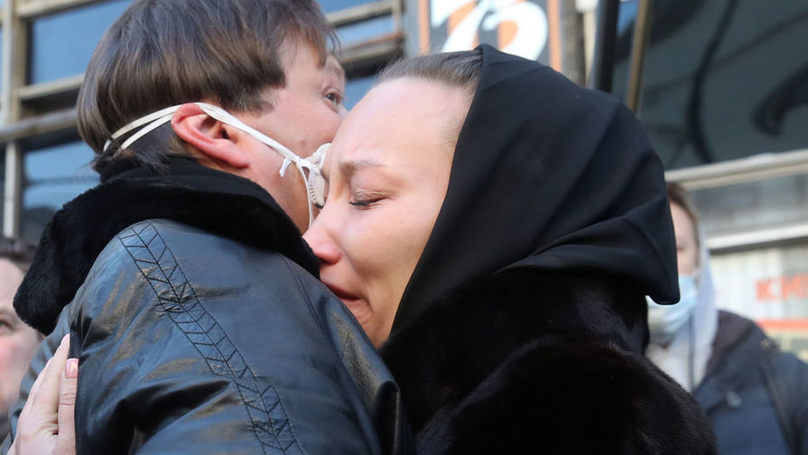 Вдова художественного руководителя &laquo;Ералаша&raquo; Бориса Грачевского актриса Екатерина Белоцерковская (признана в РФ иностранным агентом) и его сын Максим Грачевский у&nbsp;Дома кино во время церемонии прощания с&nbsp;художественным руководителем &laquo;Ералаша&raquo; Борисом Грачевским, 17&nbsp;января 2021&nbsp;года