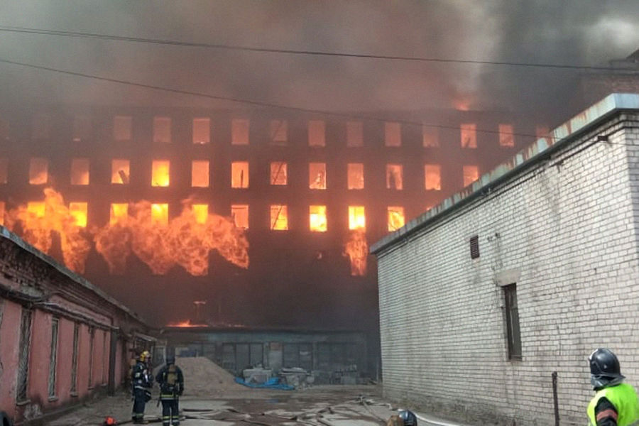 Пожар в&nbsp;здании &laquo;Невской мануфактуры&raquo; на&nbsp;Октябрьской набережной в&nbsp;Санкт-Петербурге, 12&nbsp;апреля 2021&nbsp;года