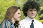 Во время съемок в фильме «Жестокие люди» (2005) Антону Ельчину было 15 лет, а Кристен Стюарт — 14. Они проводили много времени вместе и подружились. Актриса рассказывала, что была влюблена в партнера, но он не отвечал ей взаимностью