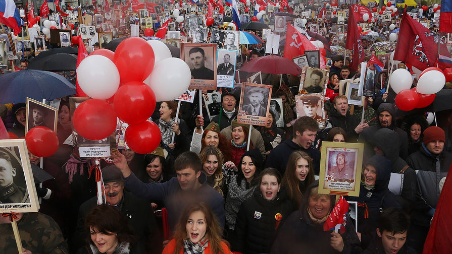 Участники во время акции «Бессмертный полк» в Москве