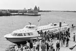 1983 год. Теплоход «Комета» во время высадки туристов на остров Кижи 