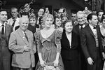 Слева направо: французский киноактер Луи Журден, Никита Хрущёв, американская актриса Ширли МакЛейн, Нина Хрущёва, французский эстрадный певец и актер Морис Шевалье и американский певец Фрэнк Синатра во время посещения первым секретарем ЦК КПСС студии «XX век Фокс» во время вихита в США, 1959 год
