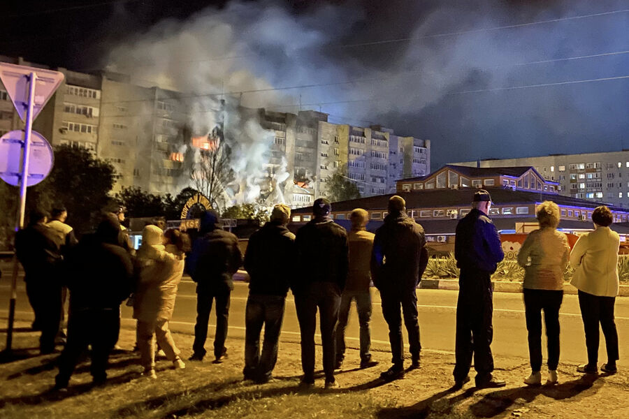 Очевидцы наблюдают за&nbsp;пожаром в&nbsp;жилом доме после падения истребителя-бомбардировщика Су-34 в&nbsp;Ейске, 17&nbsp;октября 2022&nbsp;года 