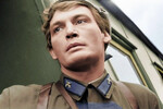 <b>«Офицеры», Владимир Роговой (1971)</b>
<br><br>
Роль Ивана Вараввы в военном эпосе «Офицеры» сделала Ланового символом патриотизма: в него влюбились и простые граждане, и представители власти. Инициатором создания картины стал министр обороны СССР Андрей Гречко, который попросил снять «фильм о жене офицера». Считается, что именно Гречко придумал знаменитое высказывание «Есть такая профессия — Родину защищать!».
<br>
В 2013 году Лановой принял участие в открытии скульптурной композиции с героями «Офицеров» на Фрунзенской набережной в Москве. В 2018-м ансамбль памятников персонажей фильма появился в помещении Главного управления кадров Минобороны России, а в 2022-м — у входа в Екатеринбургское суворовское военное училище. 