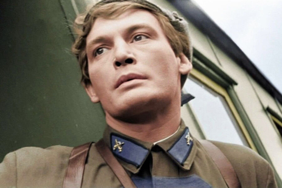 <b>«Офицеры», Владимир Роговой (1971)</b>
<br><br>
Роль Ивана Вараввы в&nbsp;военном эпосе «Офицеры» сделала Ланового символом патриотизма: в&nbsp;него влюбились и простые граждане, и представители власти. Инициатором создания картины стал министр обороны СССР Андрей Гречко, который попросил снять «фильм о&nbsp;жене офицера». Считается, что именно Гречко придумал знаменитое высказывание «Есть такая профессия — Родину защищать!».
<br>
В&nbsp;2013 году Лановой принял участие в&nbsp;открытии скульптурной композиции с&nbsp;героями «Офицеров» на&nbsp;Фрунзенской набережной в&nbsp;Москве. В&nbsp;2018-м ансамбль памятников персонажей фильма появился в&nbsp;помещении Главного управления кадров Минобороны России, а в&nbsp;2022-м — у&nbsp;входа в&nbsp;Екатеринбургское суворовское военное училище. 