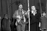 Валерий Золотухин в сцене из спектакля «Живой», 1989 год