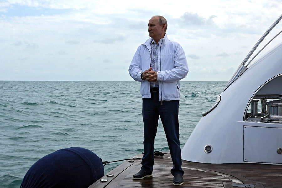 Владимир Путин во время морской прогулки в&nbsp;компании Александра Лукашенко, Сочи, 29&nbsp;мая 2021&nbsp;года