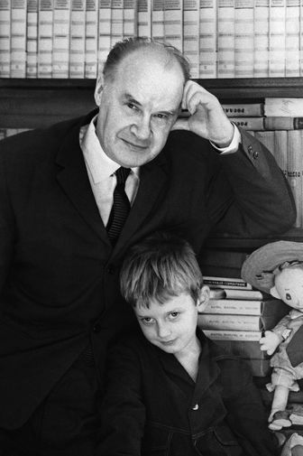 Николай Носов с внуком Игорем, 1969 год