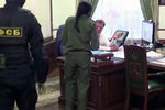 Задержание сотрудниками СК РФ и УФСБ мэра Томска Иван Кляйна по подозрению в превышении должностных полномочий, 13 ноября 2020 года (кадр из видео)