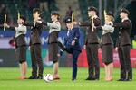 Действующий машинист поезда «Сапсан» Владимир Вавилов выполняет символический удар по мячу перед началом матча 5-го тура Кубка России по футболу «Путь РПЛ» в Москве, 1 октября 2025 года