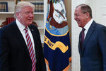 Президент США Дональд Трамп и министр иностранных дел РФ Сергей Лавров во время встречи в Белом доме