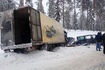 Последствия столкновения микроавтобуса с грузовым автомобилем в Ленинградской области, 6 февраля 2018 года