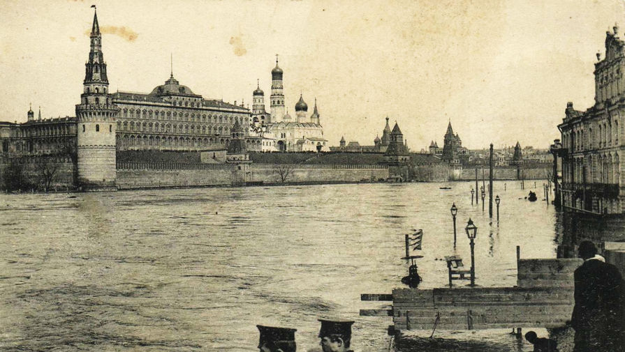 Вид с Москворецкого моста во время наводнения, апрель 1908 года