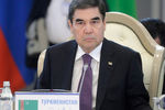 Президент Туркменистана Гурбангулы Бердимухамедов на заседании глав государств-участников V Каспийского саммита во Дворце дружбы. 