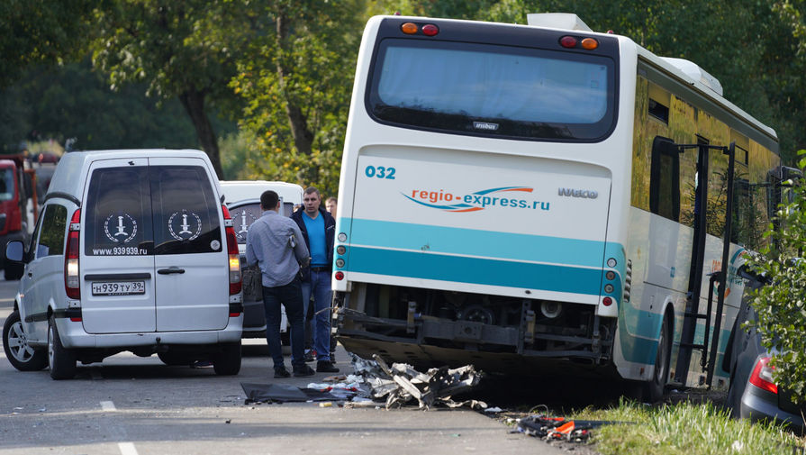 На месте столкновения рейсового пассажирского автобуса с грузовиком на участке дороги Переславское - Янтарный в районе поселка Кумачево, Калининградская область, 27 сентября 2020 года