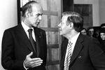 Президент Франции Жискар д’Эстен и канцлер ФРГ Гельмут Шмидт во время встречи в Бонне, 1975 год