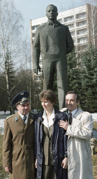 Слева направо: летчики-космонавты Александр Викторенко, Елена Кондакова и Валерий Поляков стоят у&nbsp;памятника Юрию Гагарину в&nbsp;Звездном городке, 1995&nbsp;год 