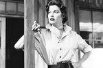 25 января 1990 года актриса в возрасте 67 лет скончалась от пневмонии. Ее последними словами были: «Я так устала…»
Ава Гарднер была похоронена в Мемориальном парке Сансет, в городе Смитфилд, Северная Каролина. В Смитфилде есть музей Авы Гарднер, основанный в 1996 году