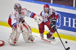 Россиянин Александр Попов пытается обыграть чешского вратаря