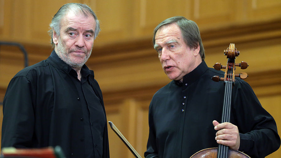 Дирижер, художественный руководитель Мариинского театра Валерий Гергиев и виолончелист Сергей Ролдугин (слева направо) перед началом концерта Симфонического оркестра Мариинского театра в Консерватории им. П.И. Чайковского