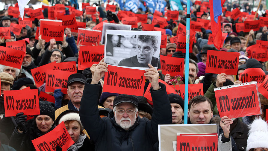 Участники марша памяти, посвященного годовщине гибели политика и общественного деятеля Бориса Немцова в Санкт-Петербурге