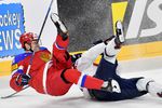 Игрок сборной России Андрей Миронов в борьбе со словаком