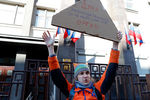 Участник одиночного пикета около здания Госдумы с требованием расследовать обвинения против депутата Леонида Слуцкого, 8 марта 2018 года