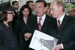 Президент России Владимир Путин, федеральный канцлер ФРГ Герхард Шредер и художник Михаил Шемякин во время посещения библиотеки Калининградского государственного университета, 2005 год