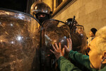 Во время акции протеста против закона об иностранных агентах возле здания парламента в Грузии, Тбилиси, 7 марта 2023 года
