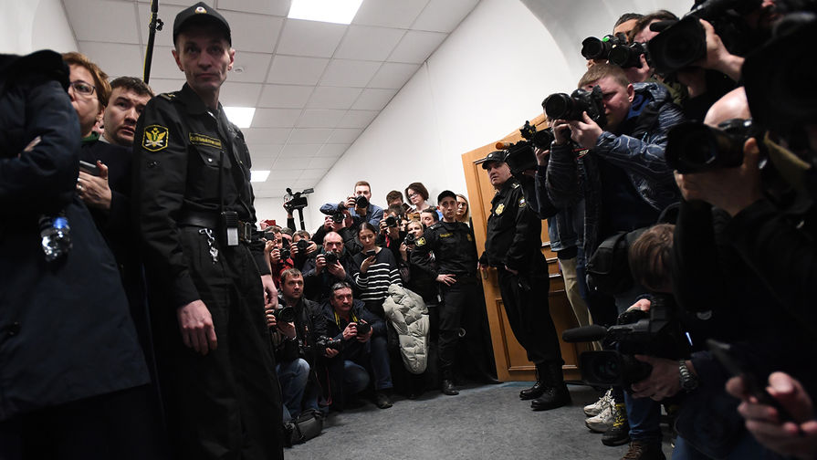 Журналисты в Басманном суде Москвы, где будет рассмотрен вопрос о мере пресечения для бывшего министра России по связям с Открытым правительством Михаила Абызова, обвиняемого в мошенничестве на 4 миллиарда рублей и создании организованного преступного сообщества, 27 марта 2019 года