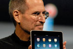 <b>iPad (2010)</b><br><br>
В&nbsp;2010 году в&nbsp;магазинах появился «iPhone формата XL» — планшет iPad, который предложил потребителям новый форм-фактор мобильного устройства. Несмотря на&nbsp;то, что изначально iPad столкнулся с&nbsp;критикой и неприятием, спустя всего 80&nbsp;дней после старта продаж Apple удалось реализовать 3&nbsp;млн первых «яблочных» планшетов. На&nbsp;фото Стив Джобс во время презентации &laquo;айпада&raquo; в&nbsp;Сан-Франциско в&nbsp;2010 году